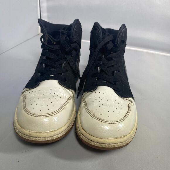 Nike Air Jordan 1 Mid Basketball Shoes Size 6Y - Picture 2 of 5